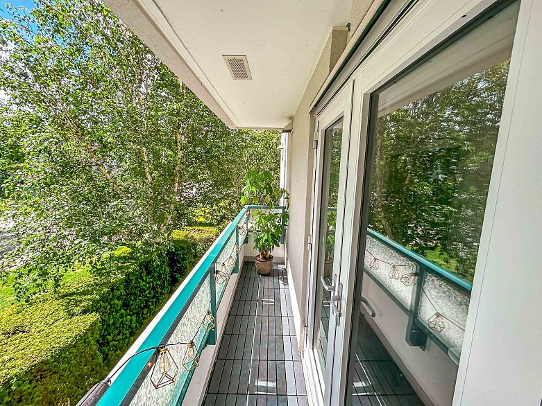 206 2988 Alder Street