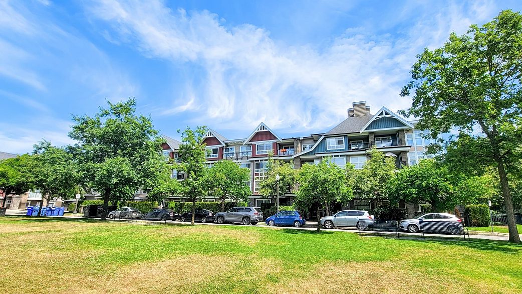 212 7088 Mont Royal Square