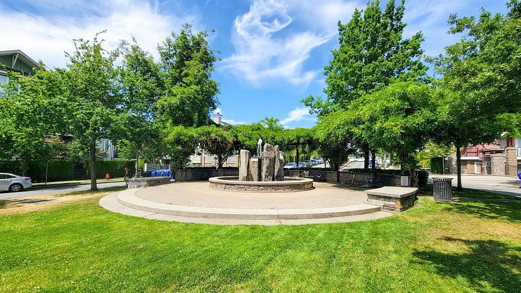 212 7088 Mont Royal Square