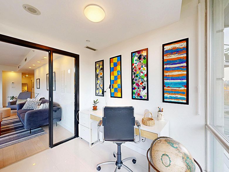 503 638 Beach Crescent