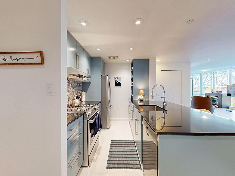 503 638 Beach Crescent