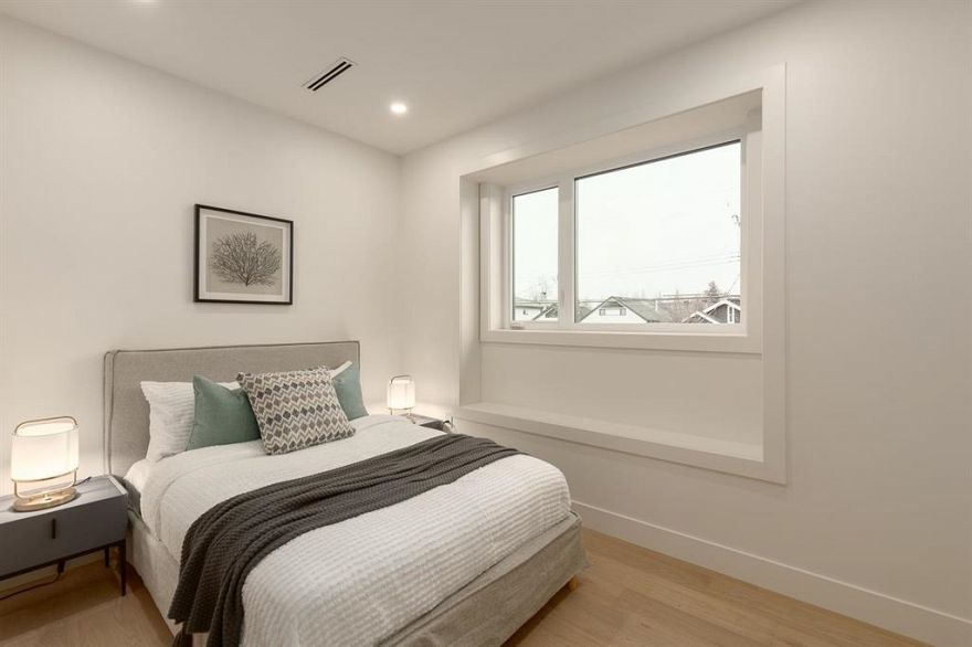 2 2658 Dundas Street