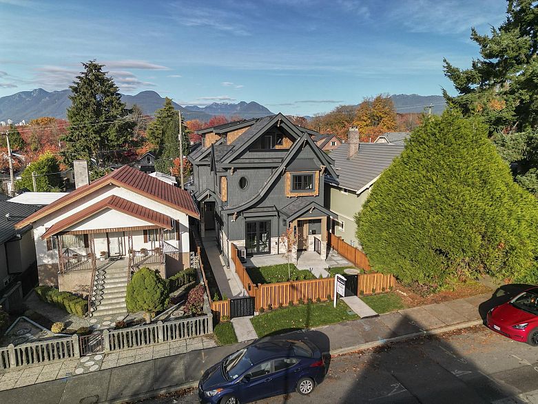 1 2565 Dundas Street