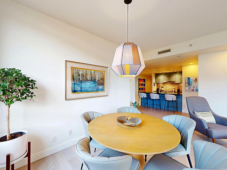 503 638 Beach Crescent