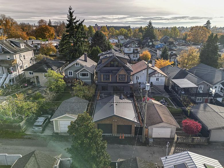 1 2565 Dundas Street