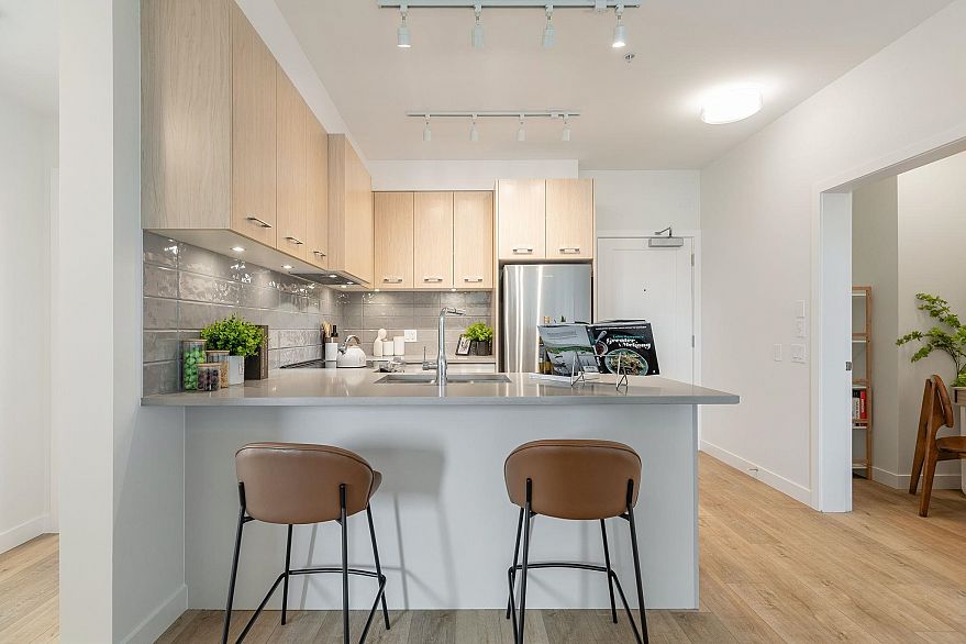 303 4933 Clarendon Street