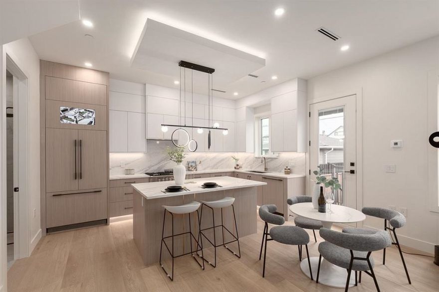 2 2658 Dundas Street