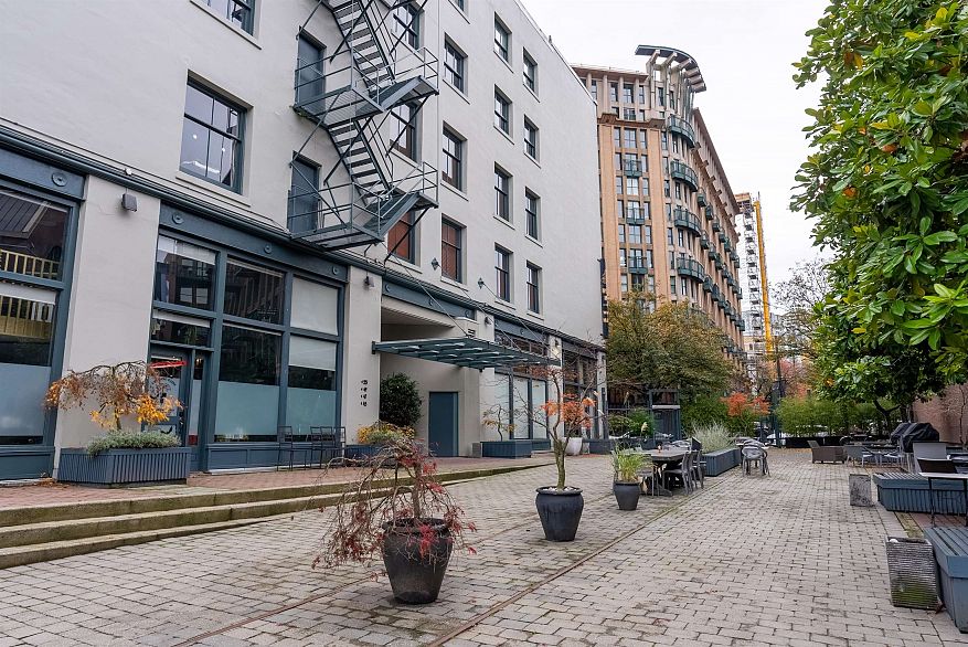 315 55 E Cordova Street