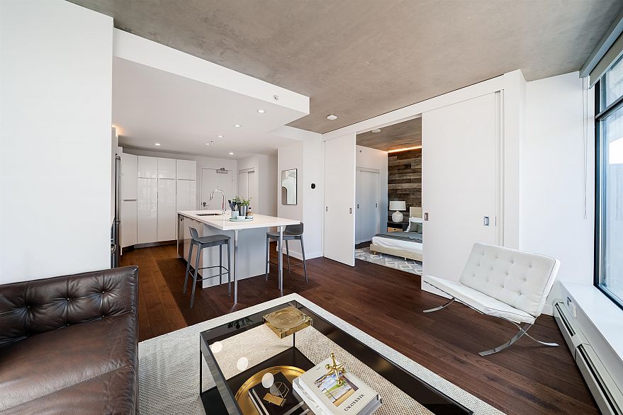 2508 108 W Cordova Street