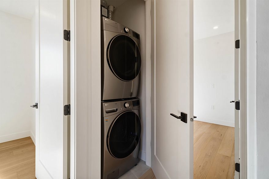 2 2658 Dundas Street