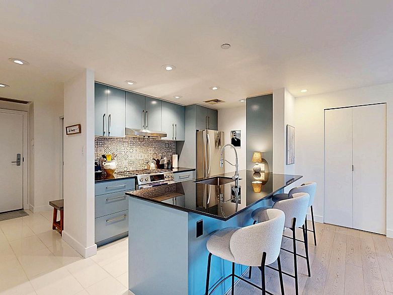 503 638 Beach Crescent