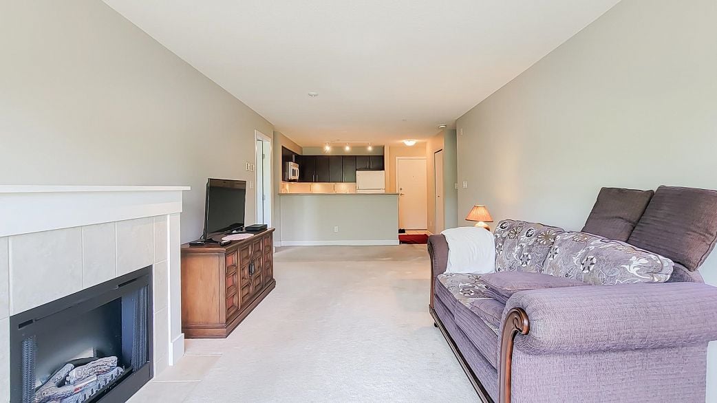 212 7088 Mont Royal Square