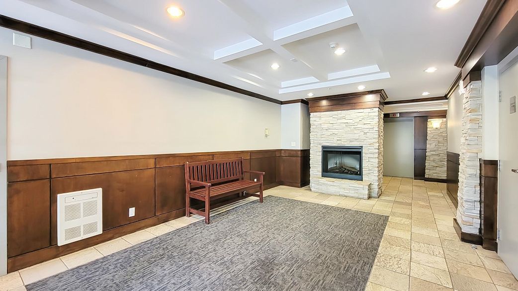 212 7088 Mont Royal Square