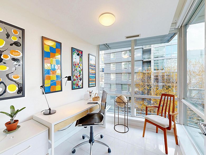 503 638 Beach Crescent