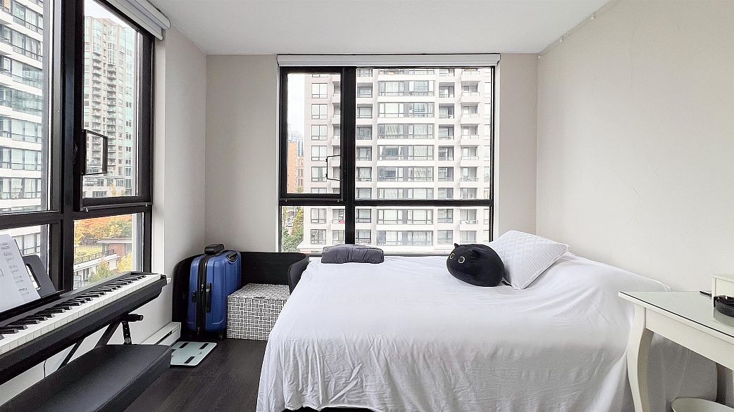 1002 977 Mainland Street