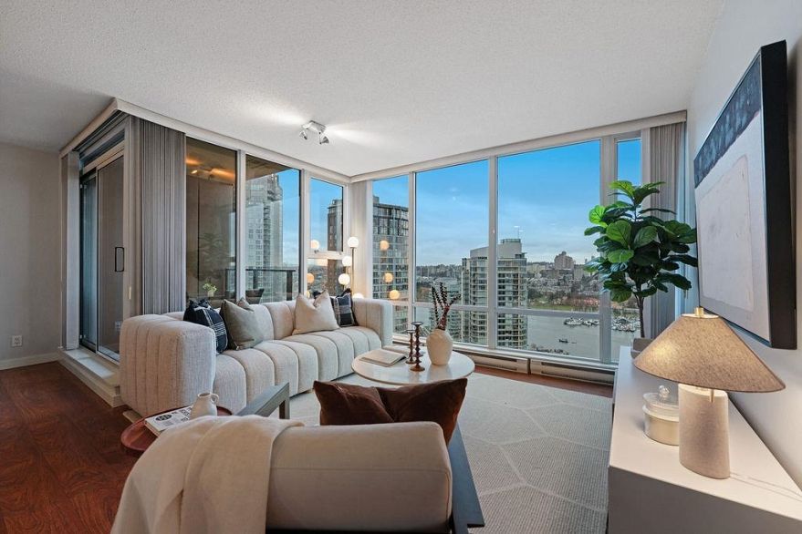 2805 583 Beach Crescent