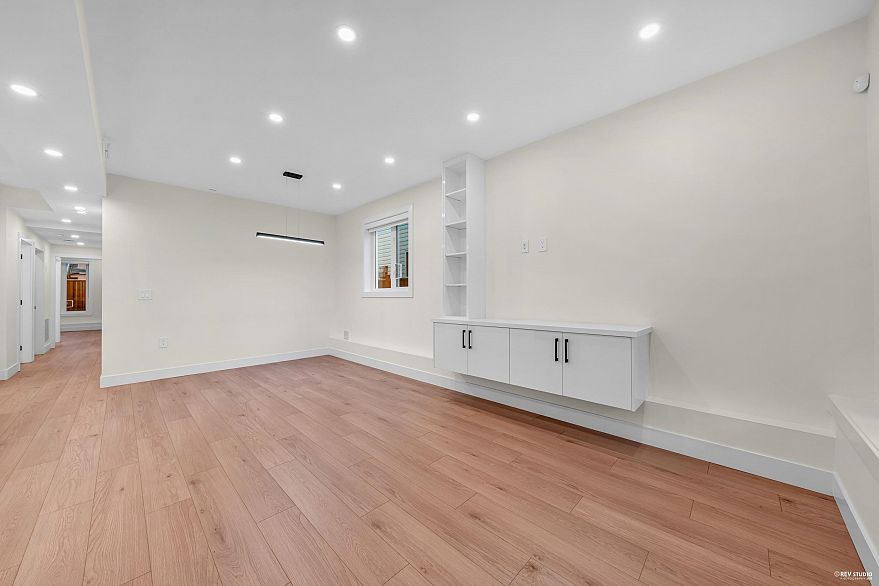 2 3090 Vanness Avenue