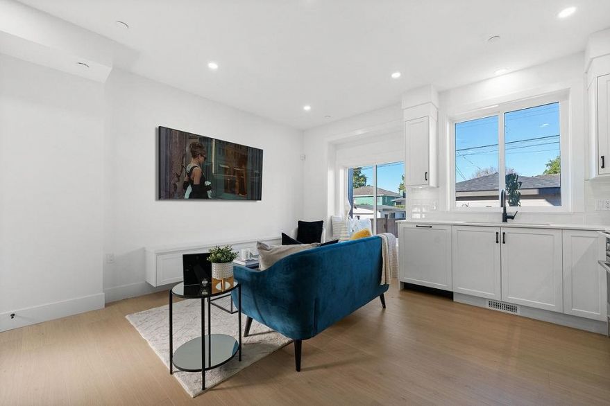 2 2447 E 41st Avenue