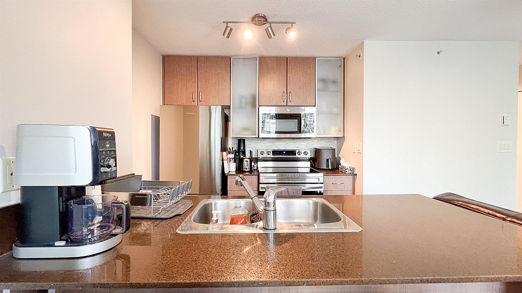 1002 977 Mainland Street