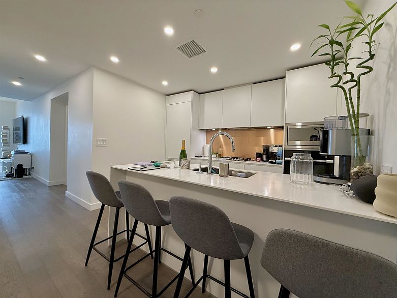 3605 1480 Howe Street