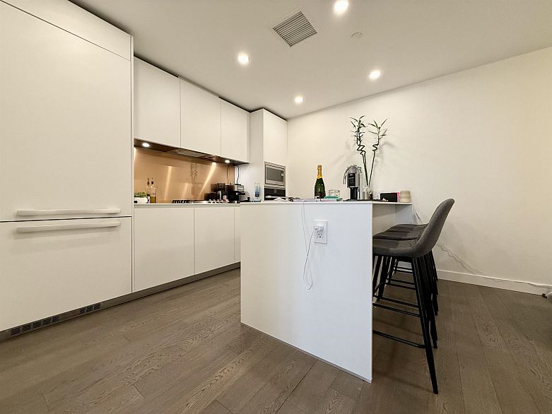 3605 1480 Howe Street