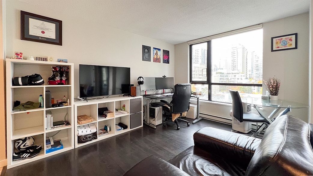 1002 977 Mainland Street