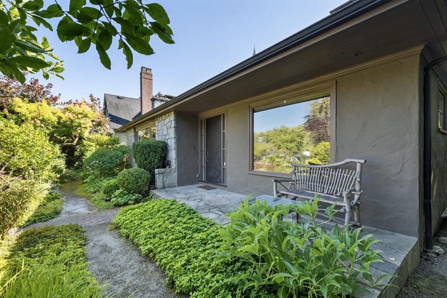 2533 Wallace Crescent