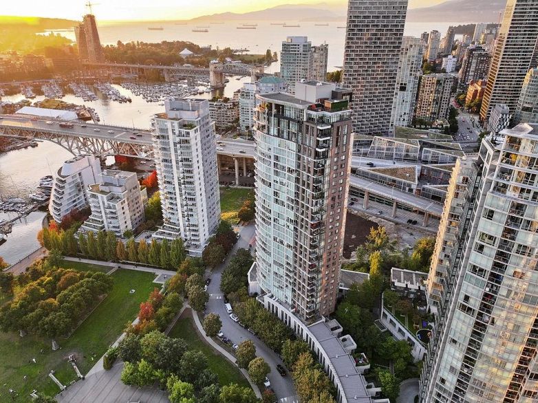 2805 583 Beach Crescent