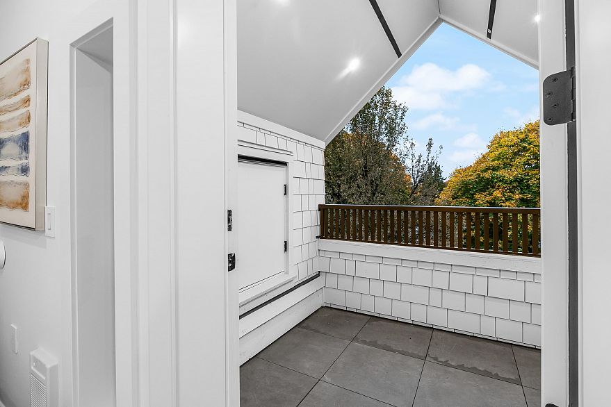 1 1166 E 11th Avenue