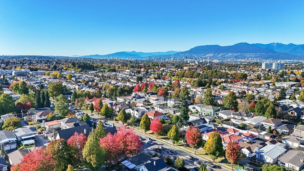 2 2447 E 41st Avenue