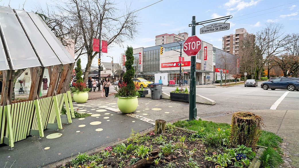 318 1345 W 15th Avenue