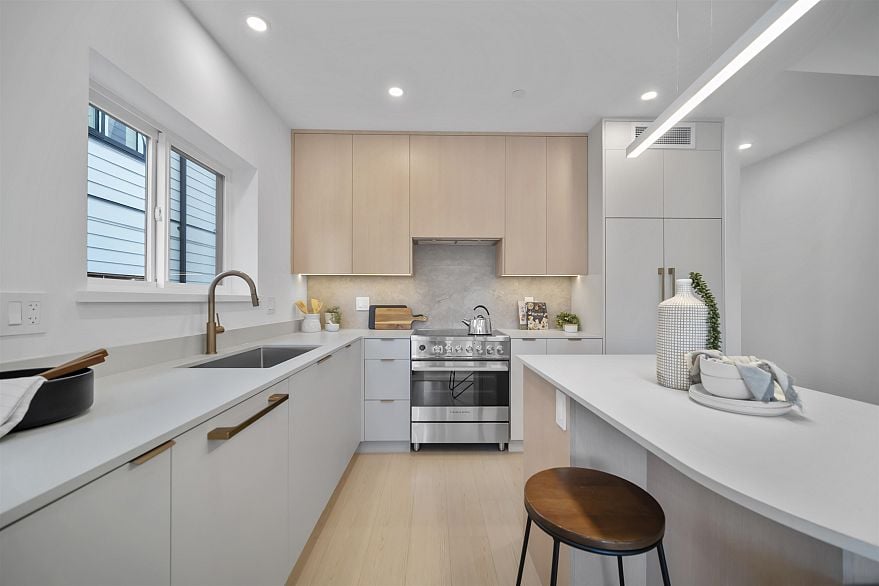 208 2339 E 34th Avenue