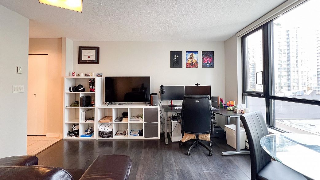 1002 977 Mainland Street