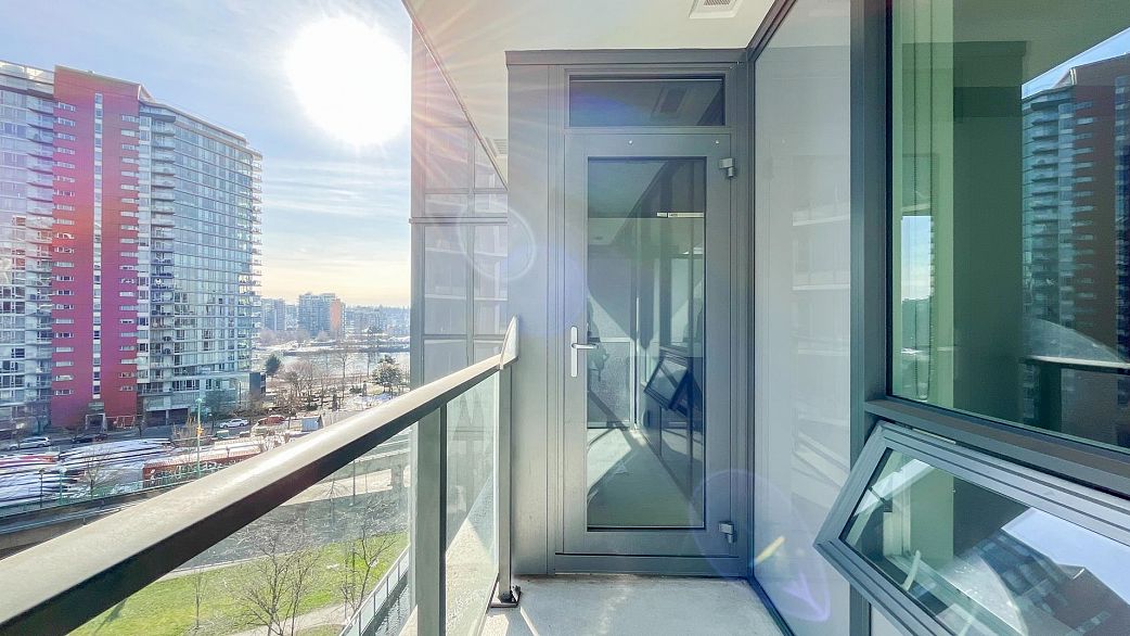 805 68 Smithe Street