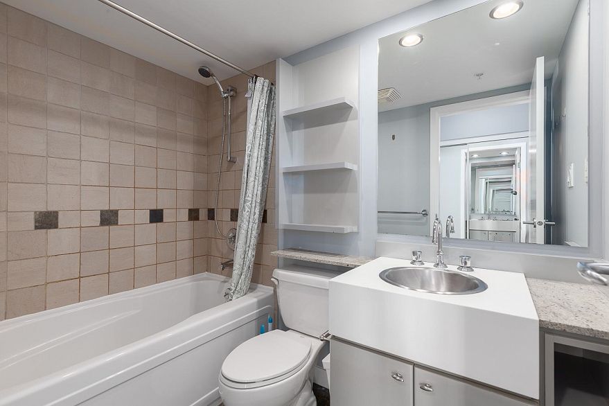 2706 1438 Richards Street