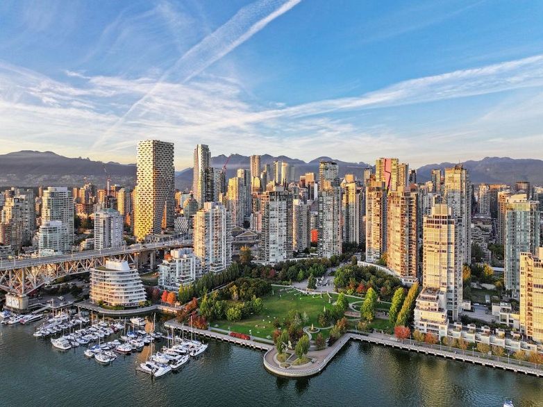 2805 583 Beach Crescent