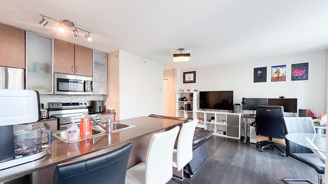 1002 977 Mainland Street