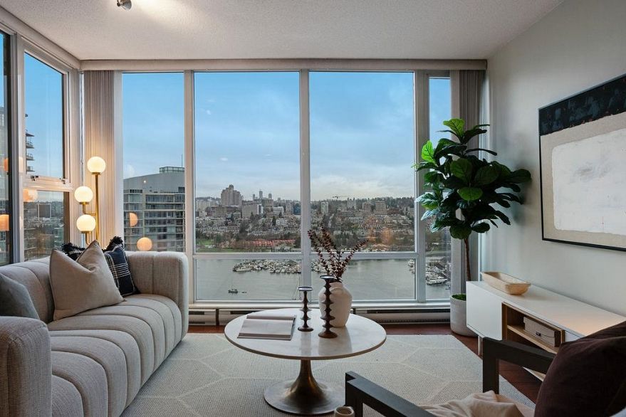 2805 583 Beach Crescent