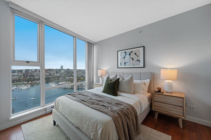 2805 583 Beach Crescent