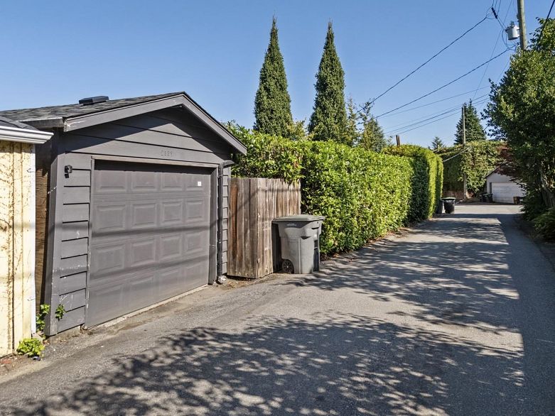 2533 Wallace Crescent