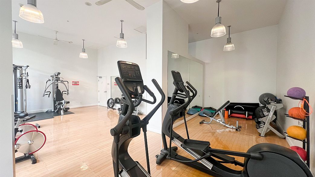 1002 977 Mainland Street