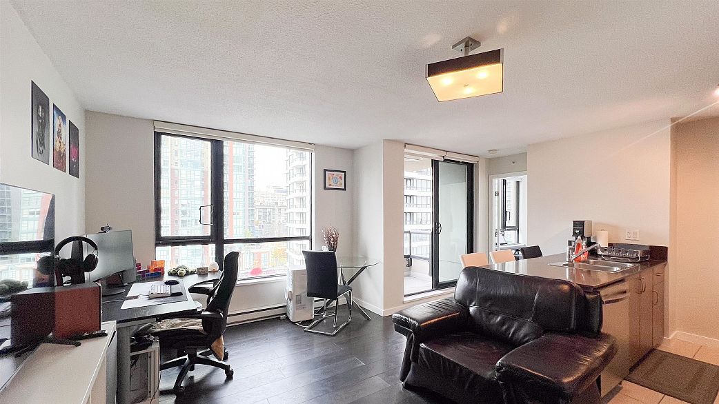 1002 977 Mainland Street