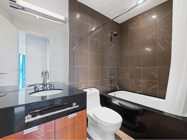 2803 1077 W Cordova Street