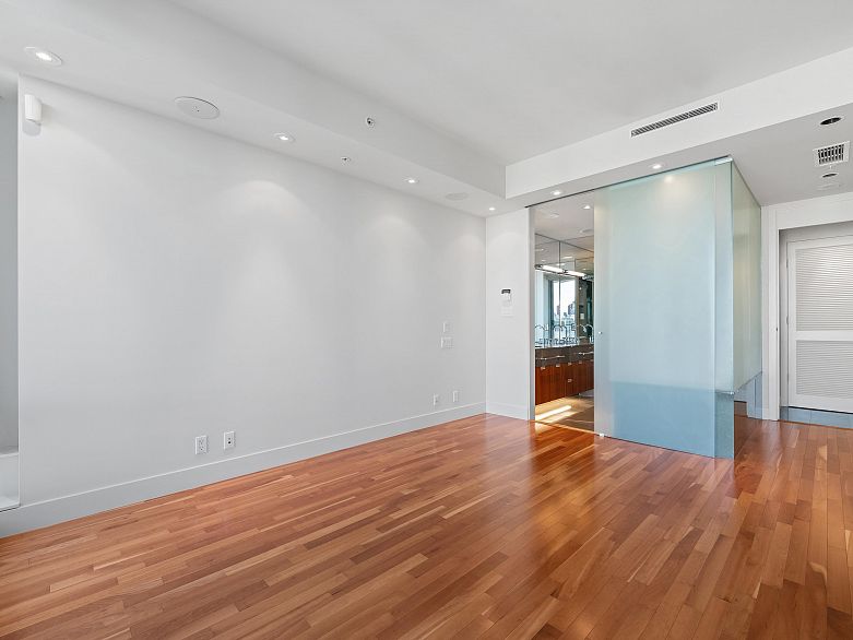 2803 1077 W Cordova Street