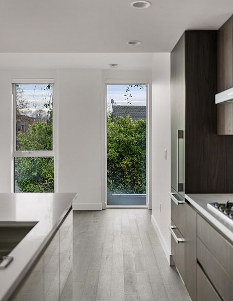 302 2888 Arbutus Street