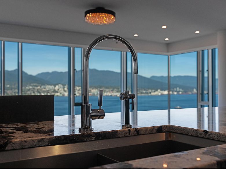 2701 1011 W Cordova Street