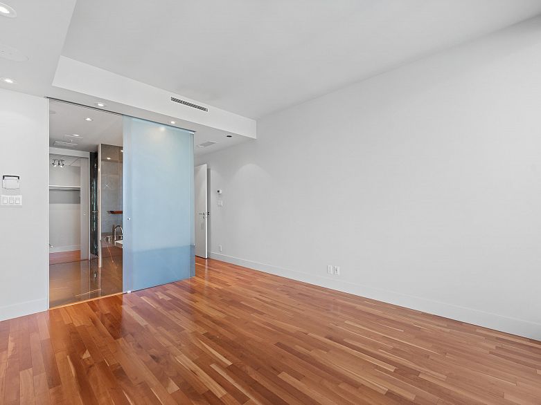 2803 1077 W Cordova Street