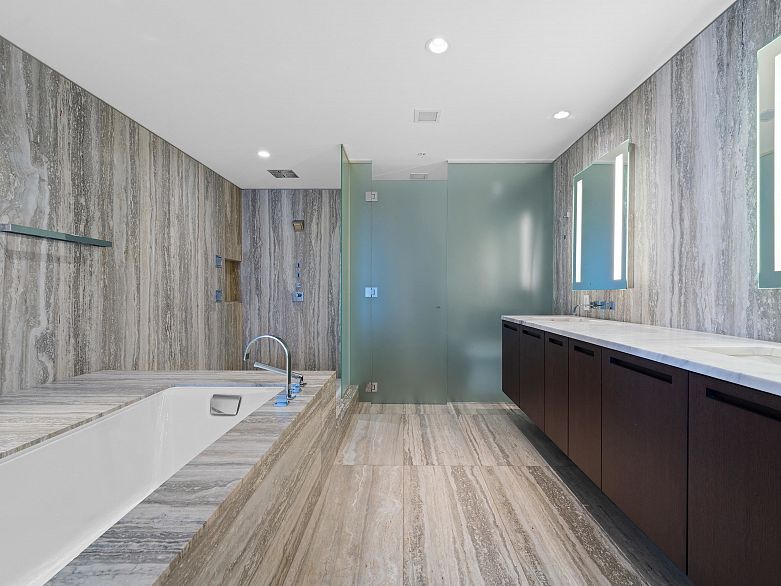 2701 1011 W Cordova Street