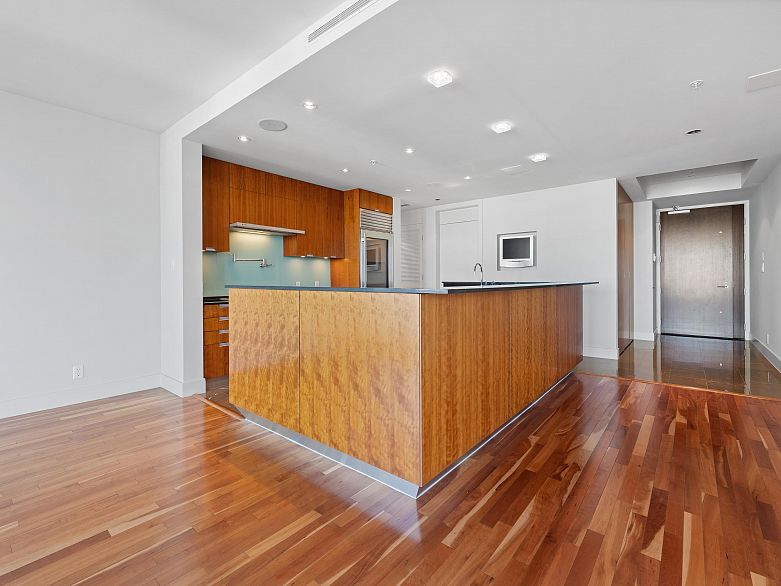 2803 1077 W Cordova Street