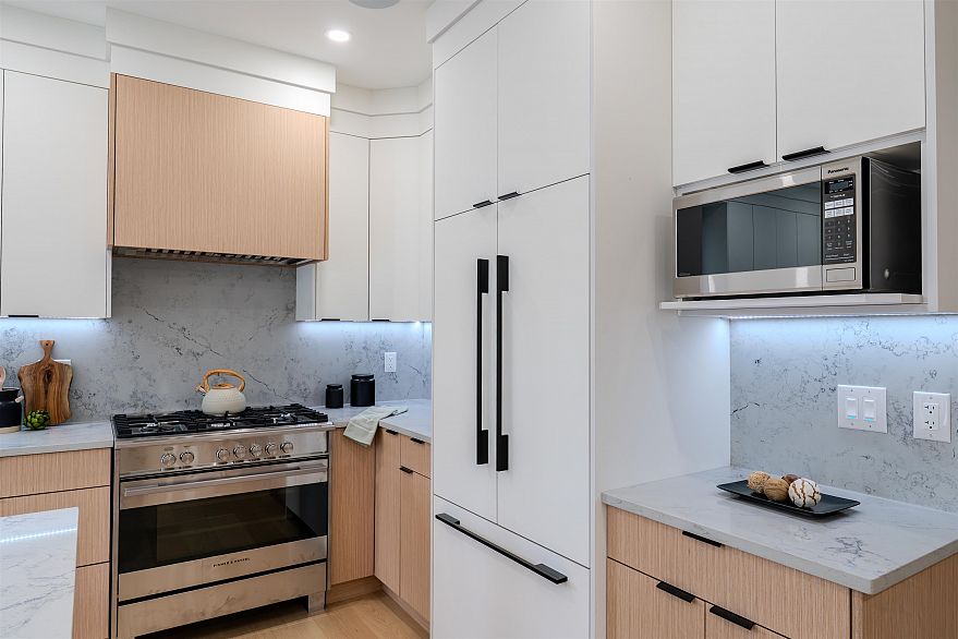 2 3576 E Pender Street